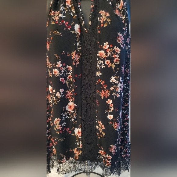 White House Black Market  Floral Black Sleeveless Halter With Lace Detail Size M - Picture 2 of 9